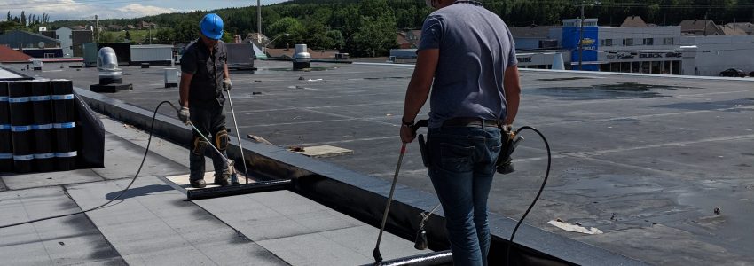 Installation d’une membrane de toiture sur un toit plat commercial